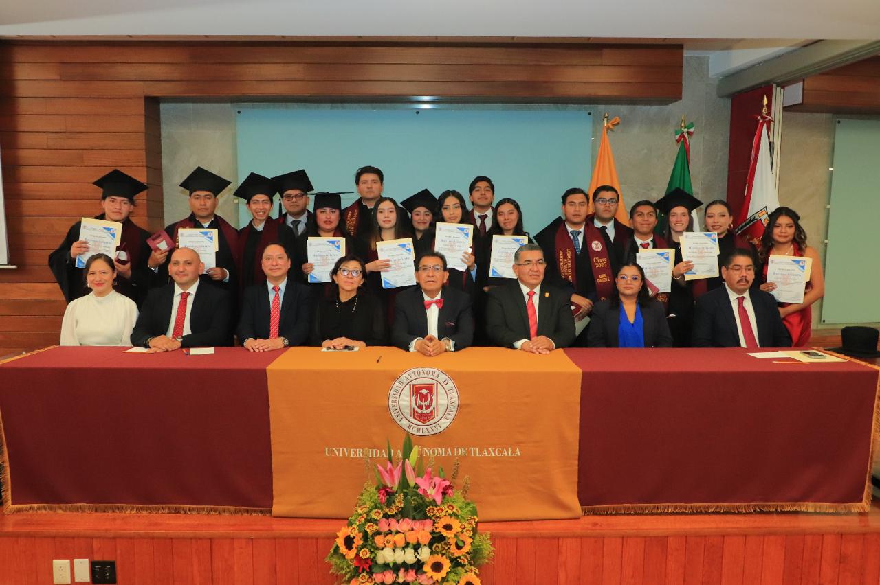 Politólogos egresados de la UATx contribuyen a fortalecer la democracia: Rector